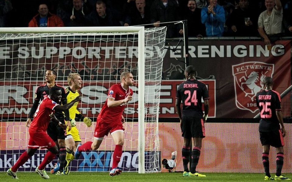 Избиха зъб на треньора на Твенте, от радост