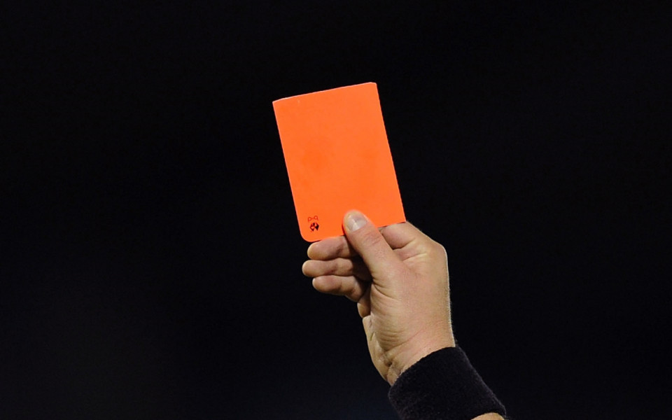 ВИДЕО: Червен картон за удар по дупето