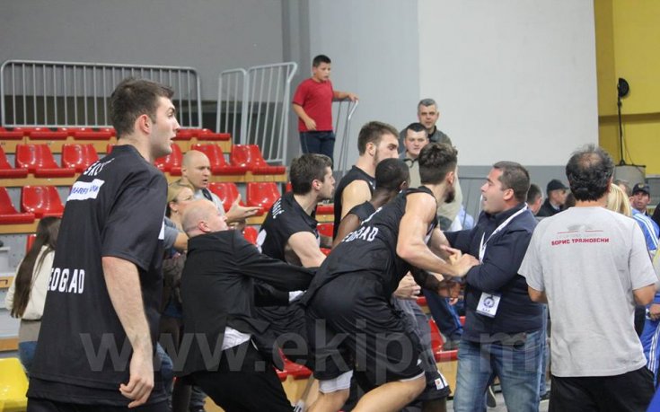 СНИМКИ: Фенове тръгнаха на бой с Партизан в Скопие, мелето се размина за малко