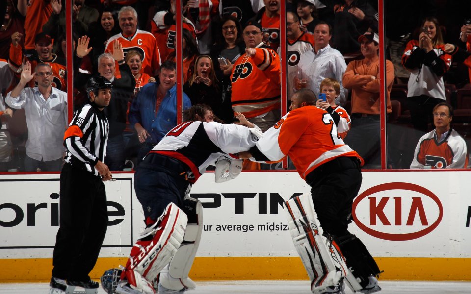 ВИДЕО: НХЛ: Разгромен мач завърши с масов бой