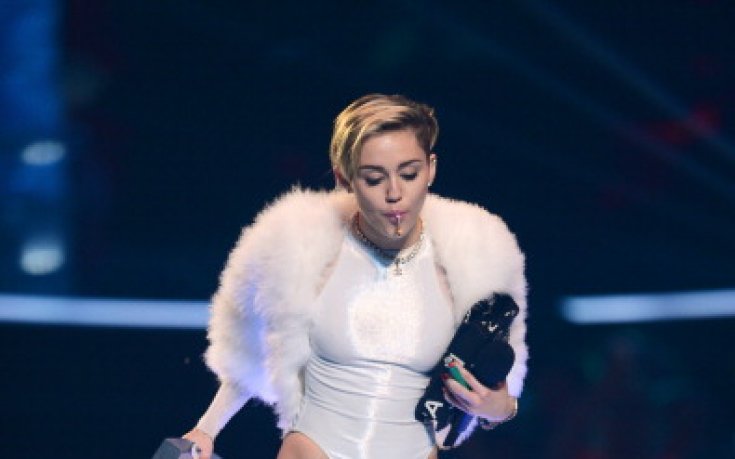 СНИМКИ: Гаджето на Азаренка бе домакин на EMA, Майли Сайръс пак скандализира