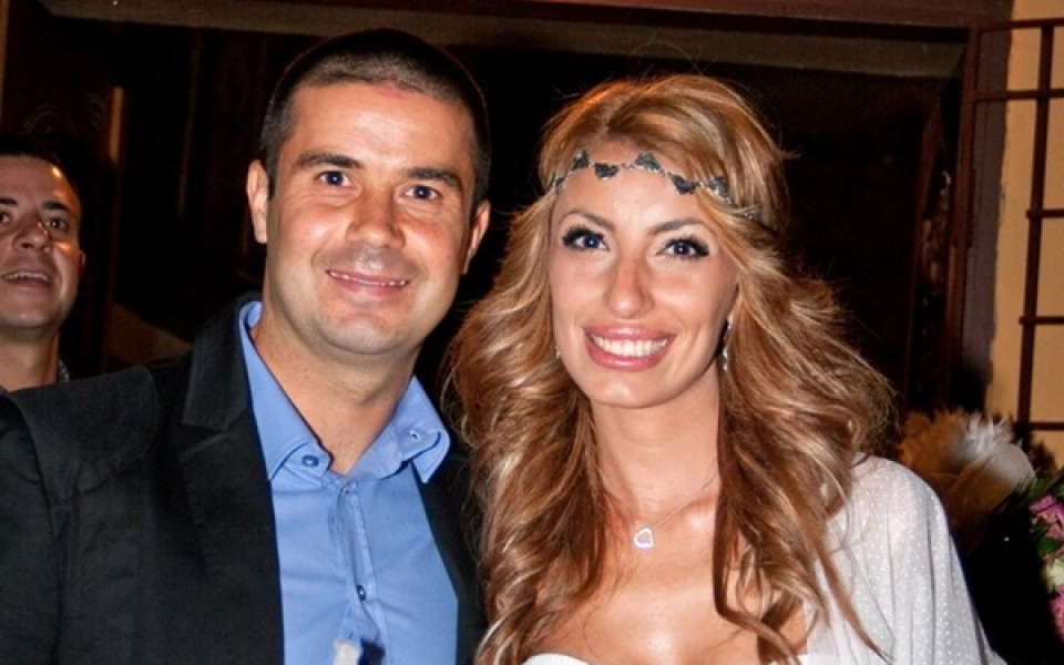 СНИМКИ: Йордан Тодоров от Локо Пд мина под венчилото с чаровната Ани