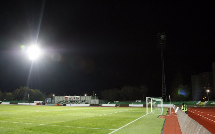 СНИМКИ: Пробем в осветлението за малко не прекрати квалификацията в Стара Загора