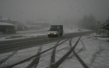 Снегът предизвика хаос по пътищата в част от Китай