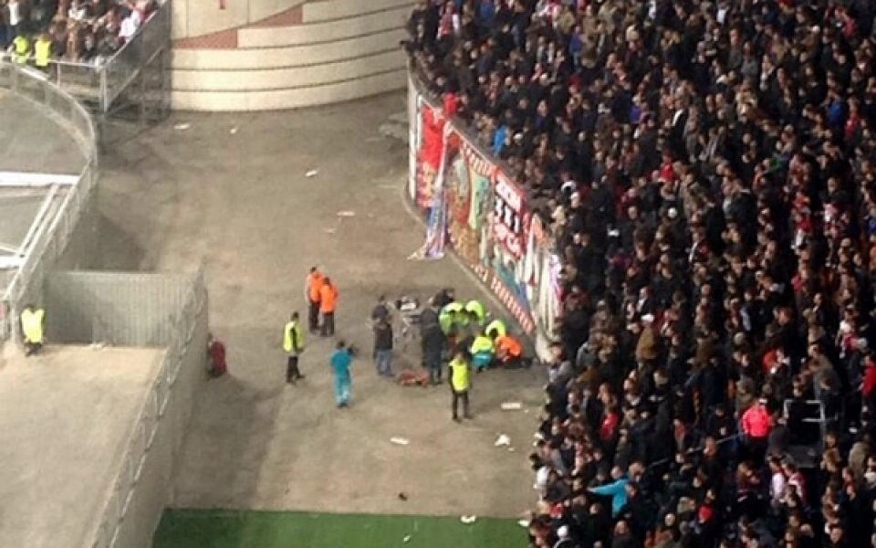 Лекарите още се борят за живота на фена на Аякс, паднал от трибуната