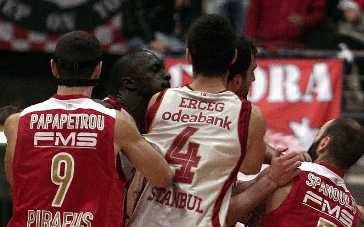 ВИДЕО: Юмручен бой нажежи страстите на Олимпиакос-Галатасарай