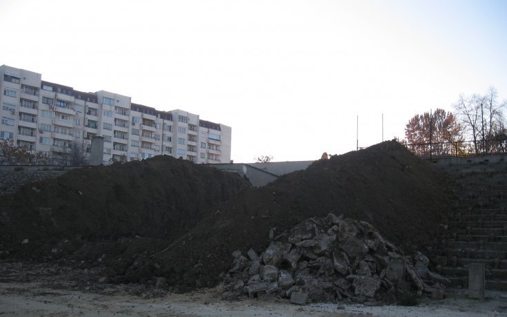 СНИМКИ: Започна събарянето на южната трибуна на стадион Христо Ботев