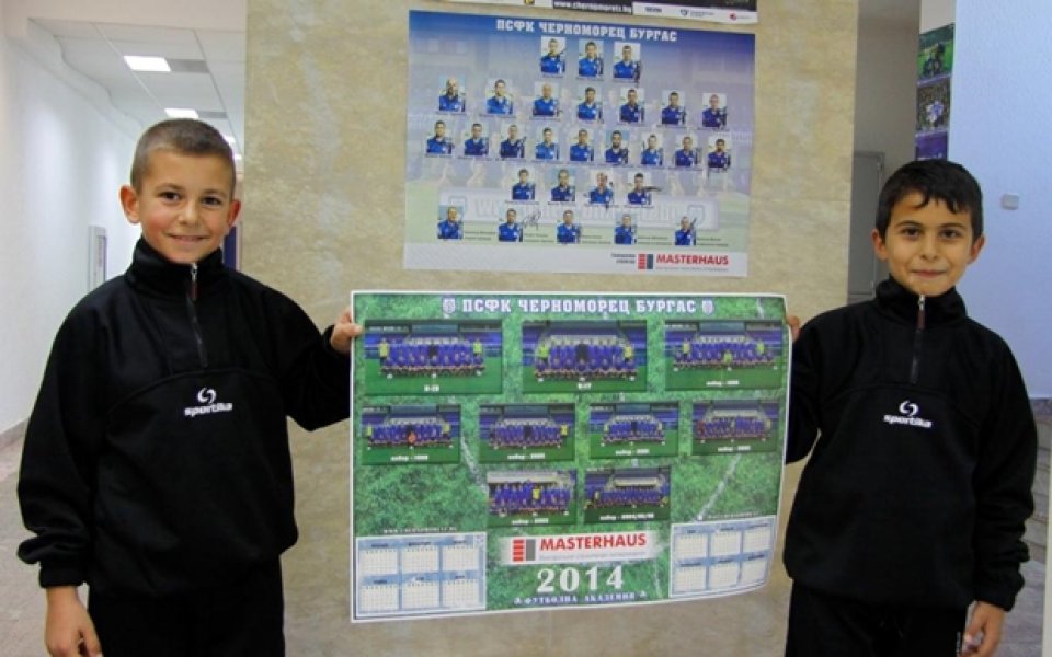 Черноморец зарадва школата с календари
