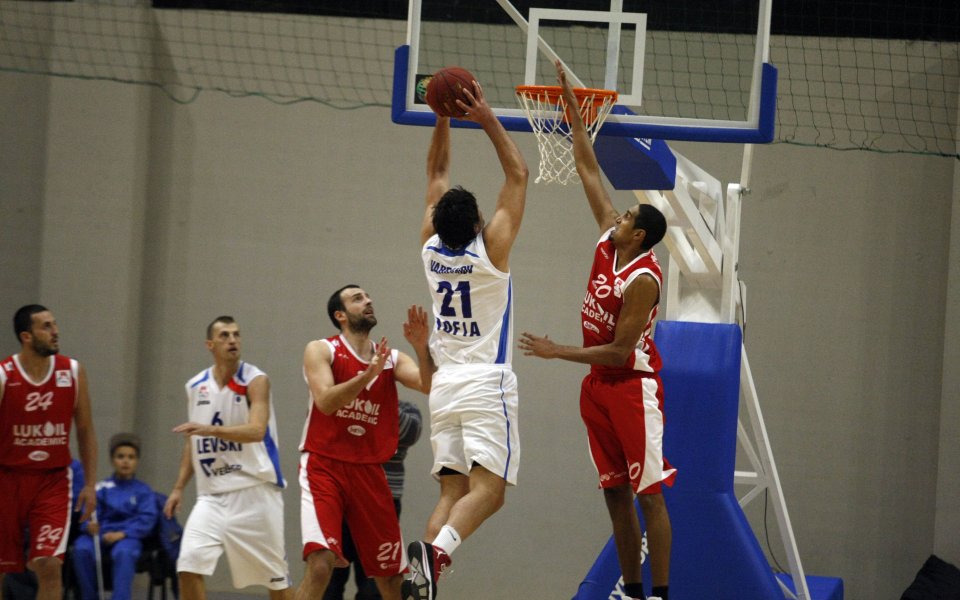 СНИМКИ: Слабо първо дерби Левски-Лукойл, с очакван победител