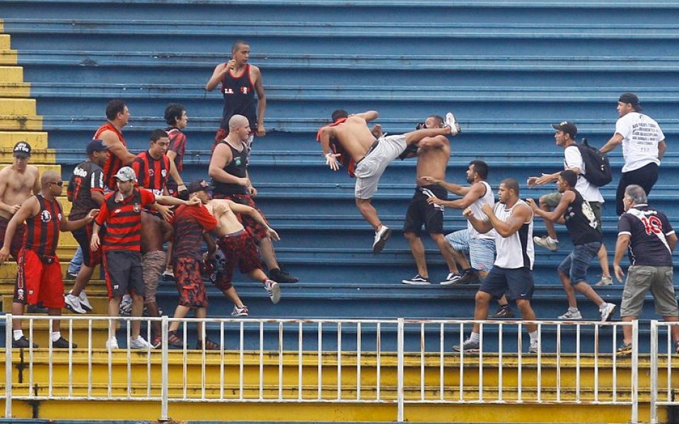 ВИДЕО: Масов бой на стадион в Бразилия прекъсна мач