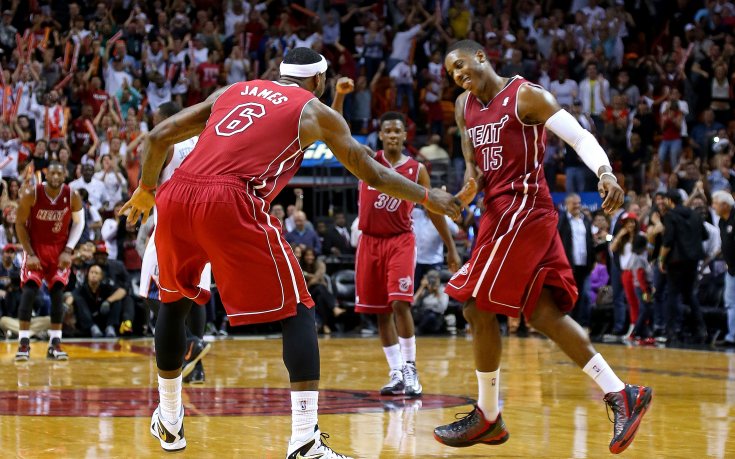 ВИДЕО: Проблеми в рая: ЛеБрон Джеймс скочи на съотборник по време на мач