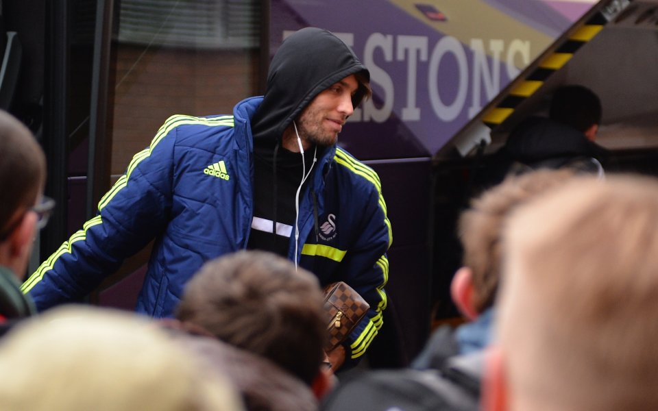 Голмайсторът на Суонси аут за месец и половина