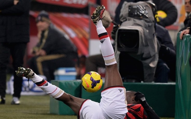 Балотели остава в Милан