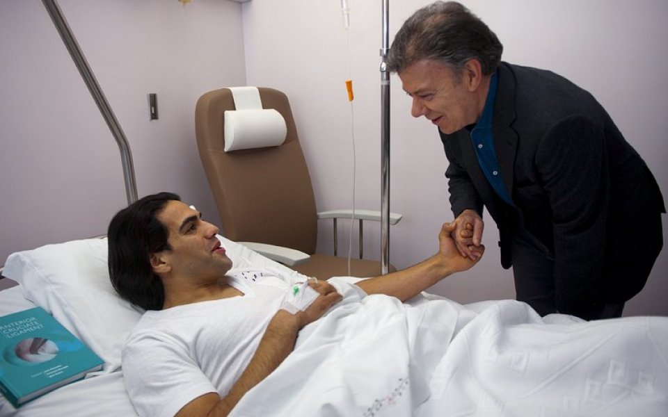 СНИМКИ: Президентът на Колумбия посети Фалкао в болницата