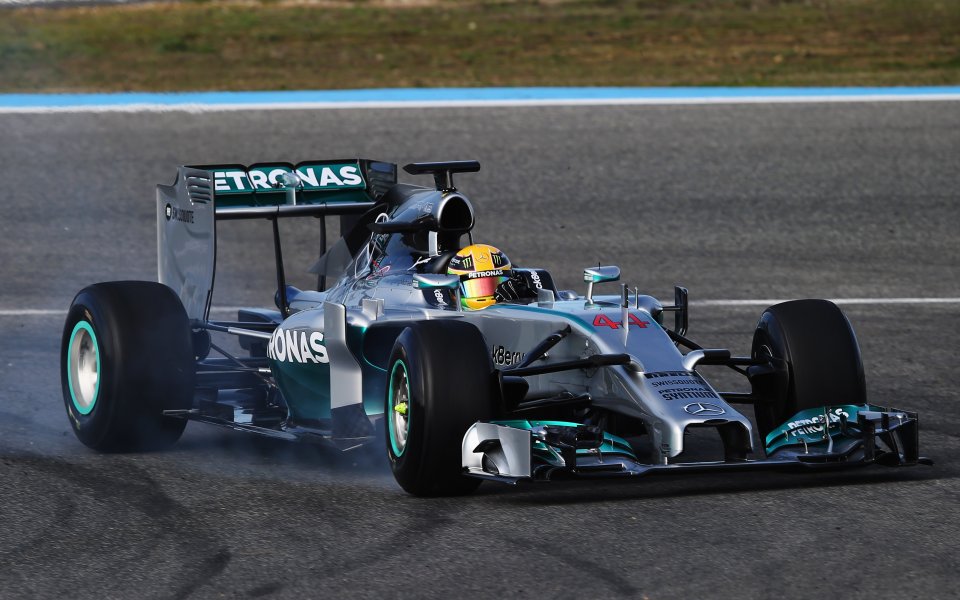 Хамилтън блъсна новия Мерцедес още на първия тест