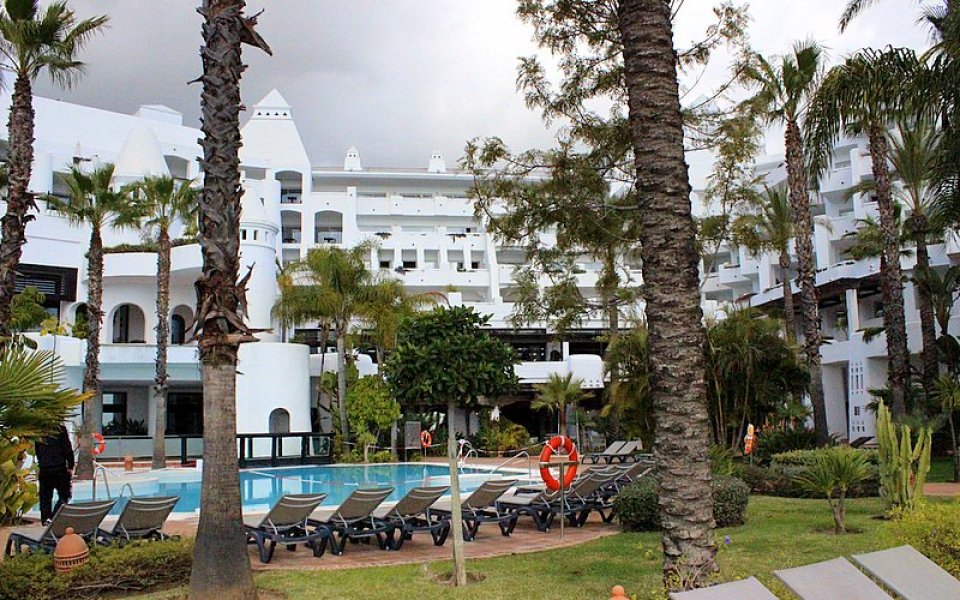 СНИМКИ: Хотелът и фитнесът, където живее и тренира Локо Пд в Естепона