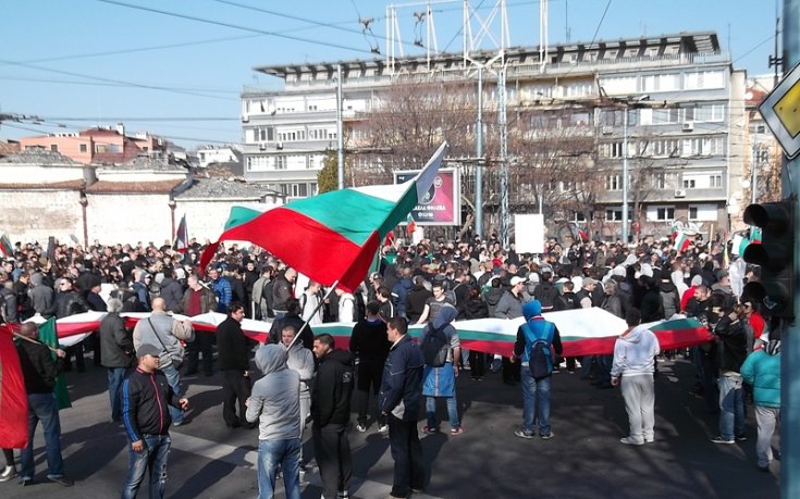 Бой и ранени в Пловдив, феновете се включиха в протеста