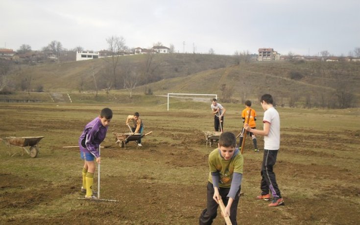 Младите великотърновски футболисти сами ремонтират терените си