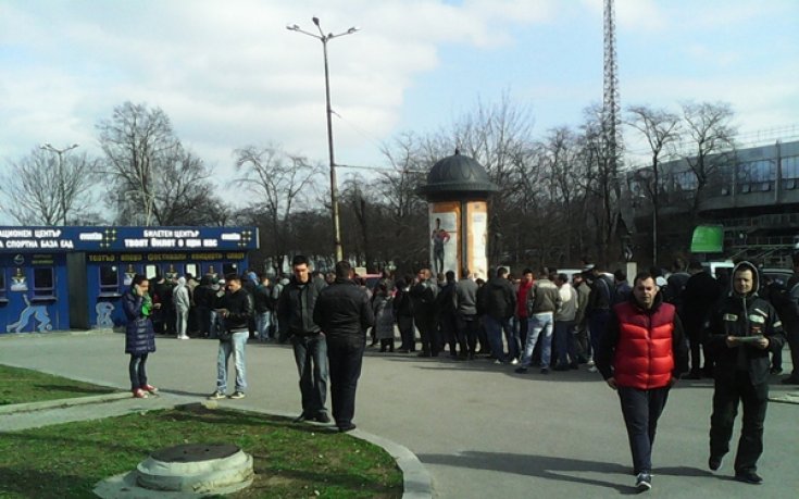 Опашка за билети - 17 000 продадени, пропуските за А и В сектор свършиха, отварят Б и Г