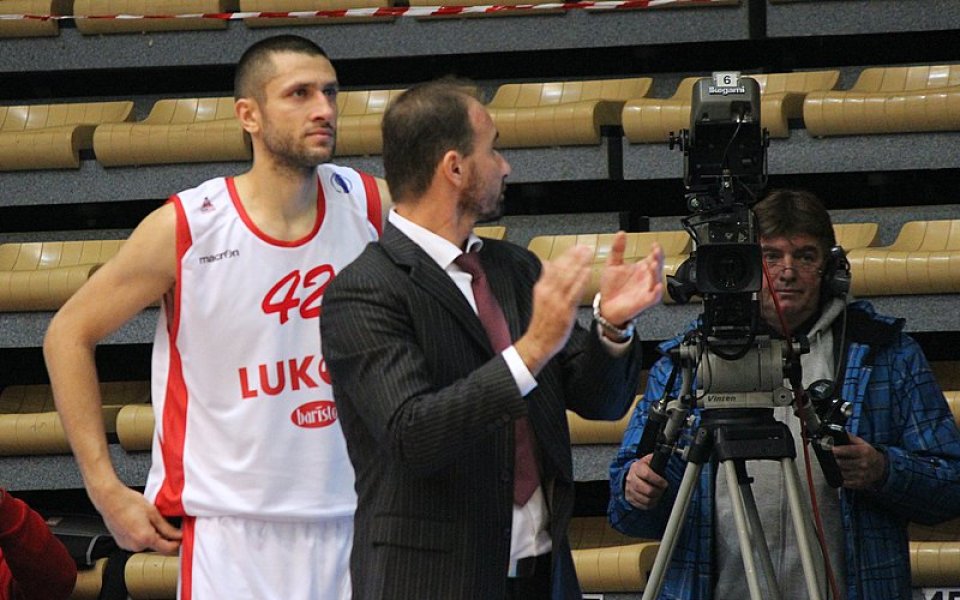 Лукойл маха треньора до часове, след фарса за Купата