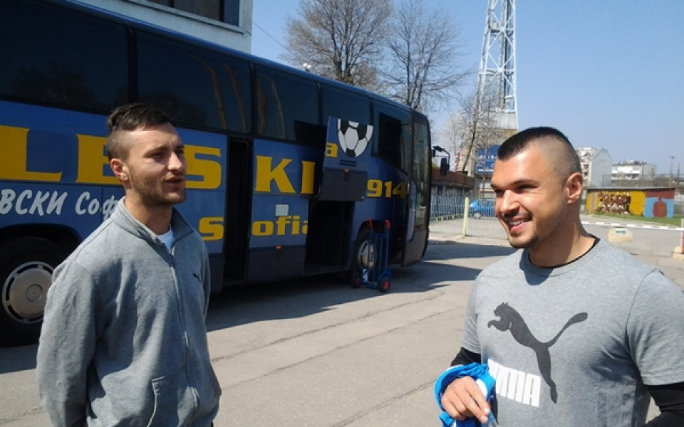 СНИМКИ: Левски замина на лагер в Правец, Топчо взе и контузените