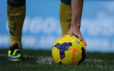 ВИДЕО: Съдия се сблъска с играч, спря голова атака