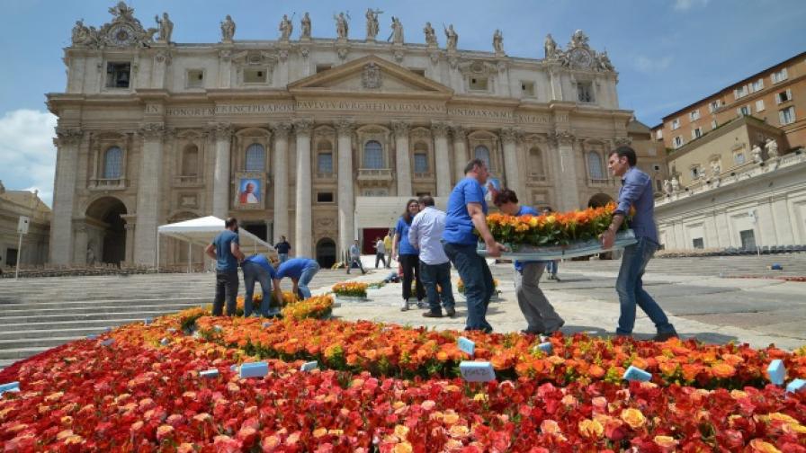 Работници поставят цветен килим пред базиликата "СВ. Петър" в Рим за церемонията