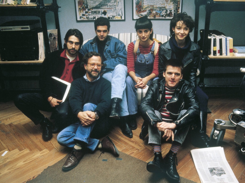 Режисьорът Фернандо Коломо с актьори от филма "Всичко е лъжа". В средата е младата Пенелопе Крус (1 януари 1989 г.)
