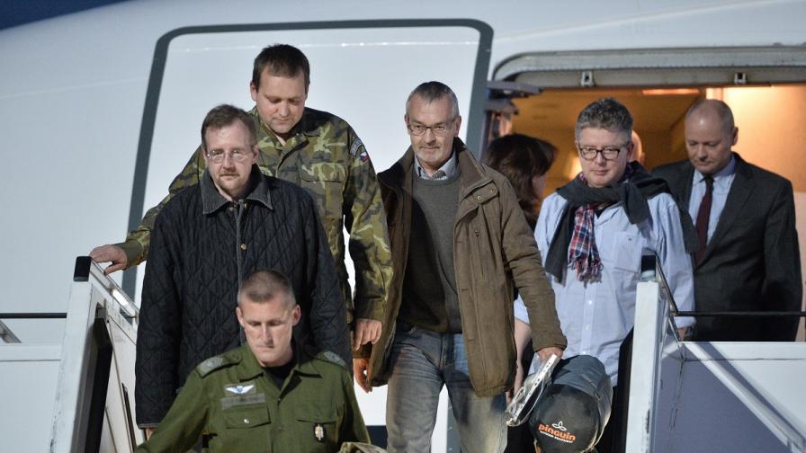 Военните инспектори на Организацията за сигурност и 
 сътрудничество в Европа, които бяха задържани от проруските 
 сепаратисти в източната част на Украйна, и после бяха 
 освободени, пристигнаха вчера вечерта в Берлин