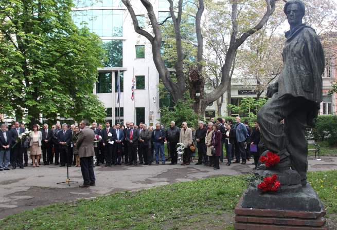 Паметникът на Вапцаров е върнат в градинката зад НХГ