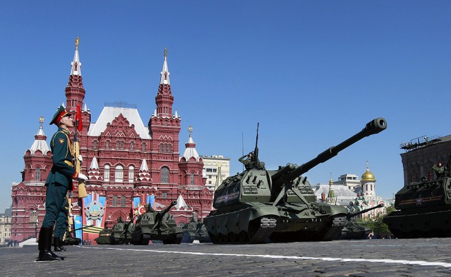 В Русия на 9 май Денят на победата над хитлеристка Германия традиционно се отбелязва с внушителен военен парад на Червения площад в Москва