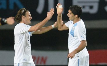 Форлан: Суарес трябва да отиде в Манчестър Юнайтед