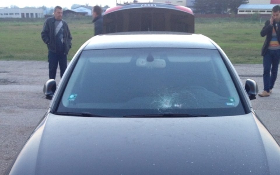 Вандали счупиха стъклото на реферско возило