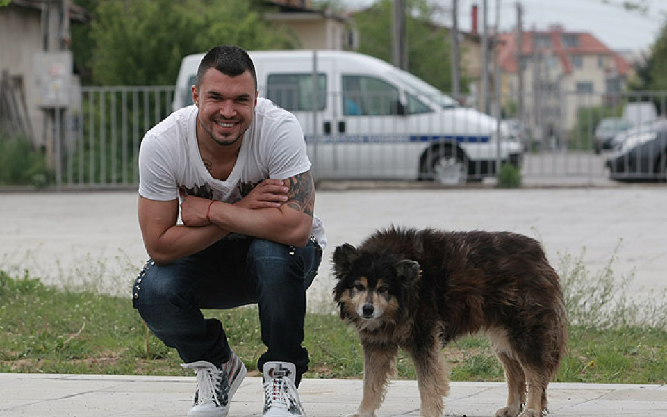 СНИМКИ: Валери Божинов между Бентлито и любовта на улично куче