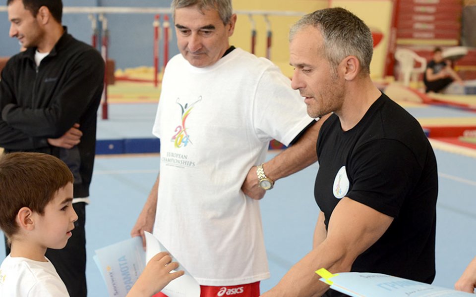 СНИМКИ: Данчо Йовчев даде открит урок по спортна гимнастика на деца