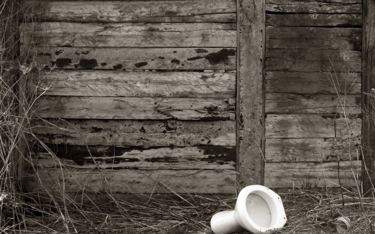 Футболен фен загина, след като го удариха с тоалетна чиния