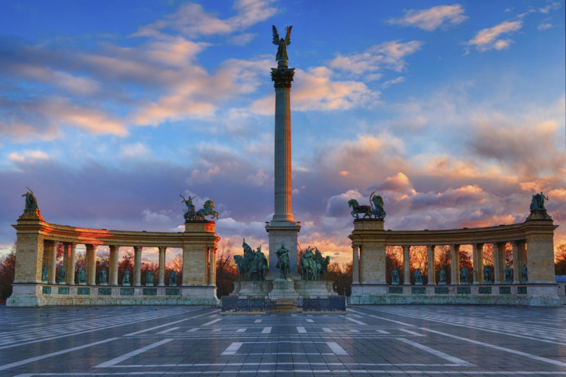 Будапеща (на унгарски: Budapest) е най-големият град и столицата на Унгария.