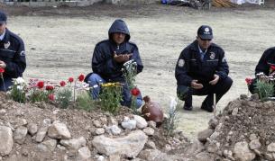 Полицаи се молят на гробовете на загинали миньори