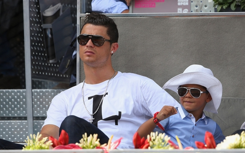 СНИМКИ: Кристиано Роналдо заведе сина си на тенис в Мадрид