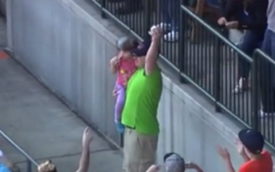 ВИДЕО: Ето какво значи да си готин татко по време на бейзболен мач