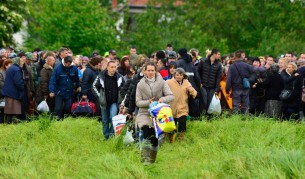 Жители на Обреновац напускат домовете си по време на евакуацията