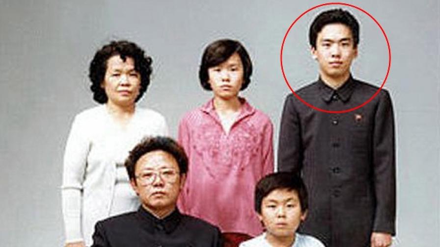 Семейство Ким през 1981 г. – Ким Чен-ир и Ким Чен-ун на долния ред, а Ким Чен-нан е младежът горе вдясно