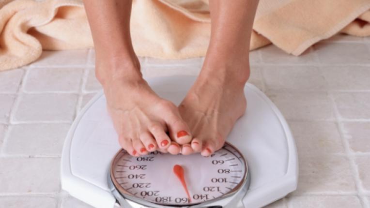 Как да измерим теглото си правилно (и кога да зарежем кантара)