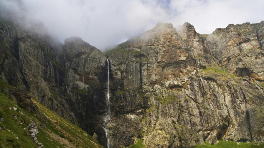Водопадът Райското пръскало под връх Ботев