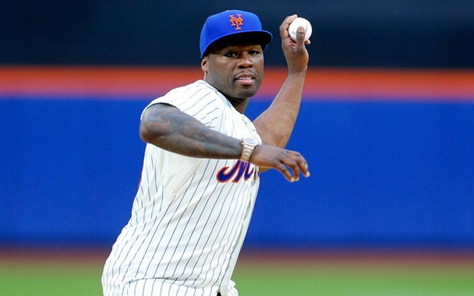 Смях с 50 Cent: Рапърът показа „момичешки“ бейзболни умения