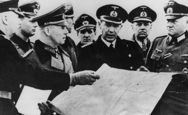 Фелдмаршал Е. Ромел (третият отляво) на инспекция в Нормандия през декември 1943 г.