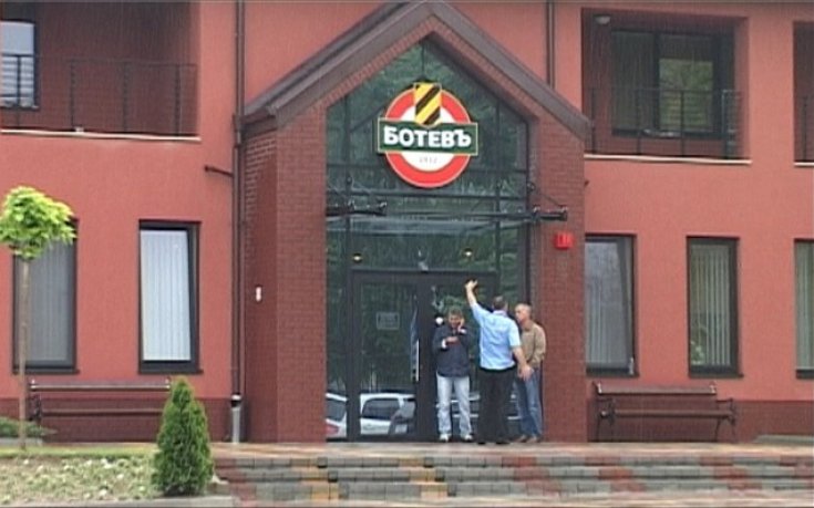 Румънците стягат бягство от Ботев и се връщат у дома