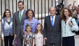 Испанското кралско семейство – принцеса Летисия (вляво), принц Фелипе, кралица София, крал Хуан Карлос, инфантата Кристина и прицесите София и Леонор