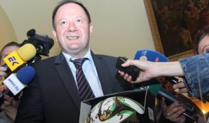 Михаил Миков с подаръка за Бойко Борисов