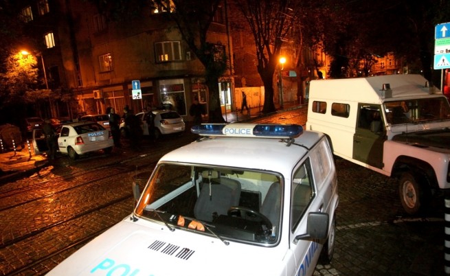 Пиян мъж стреля срещу емигранти от балкона си в София, рани леко един